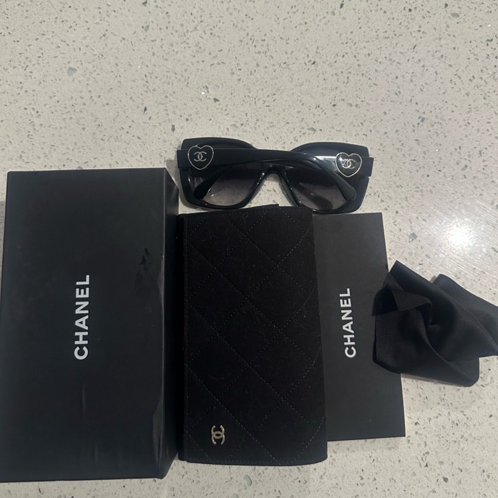 Chanel charming heart large square polarized sunglasses black w/case - Picture 7 of 9